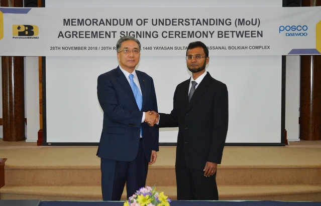 ▲ 포스코대우는 지난 28일, 페트롤리움 브루나이社와 'LNG(액화천연가스) 밸류 체인 사업 확대'를 위한 상호 협력 MOU를 체결했다. 포스코대우 김영상 사장과 페트롤리움 브루나이사 하이든 이안 퍼롱 사장이 기념사진을 촬영하고 있다.ⓒ포스코대우
