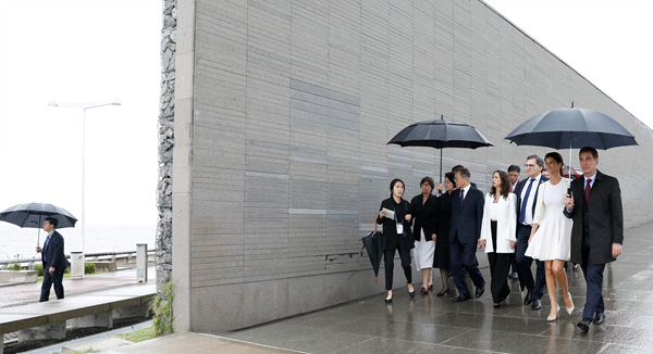 ▲ 문재인 대통령이 아르헨티나 부에노스아이레스에 있는 국립역사기념공원을 방문, 군부독재 희생자들의 이름을 새긴 기념벽을 바라보며 이동하고 있다. ⓒ뉴시스 DB