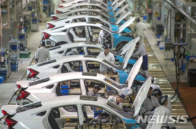 ▲ 中베이징 기차 공장. 베이징 기차는 벤츠와 손을 잡아 성장한 뒤 벤츠의 최대 주주가 됐다. ⓒ뉴시스. 무단전재 및 재배포 금지.