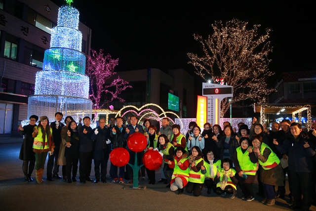 ▲ 울진군이 29일 희망 2019 나눔캠페인 경관조명 점등식을 개최했다.ⓒ울진군