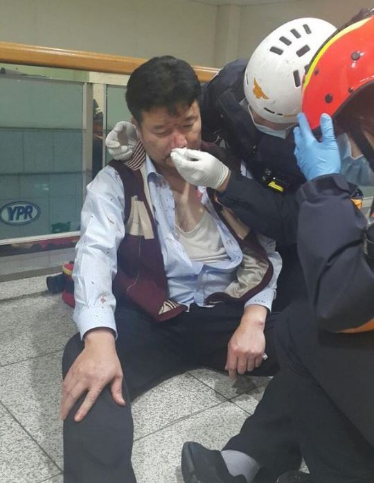 ▲ 지난 22일 충남 아산시 유성기업 아산공장에서 민주노총 소속 노조원들에게 폭행을 당한 유성기업 김모(49) 상무가 출동한 119 구급대원에게 치료를 받고 있다. ⓒ유성기업