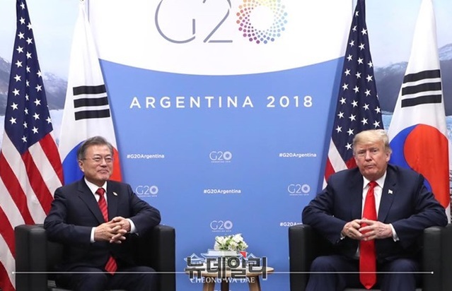 ▲ 문재인 대통령과 도널드 트럼프 미국 대통령이 30일(현지시간) 아르헨티나 부에노스아이레스에서 G20 계기 정상회담을 진행하는 모습. ⓒ청와대 페이스북