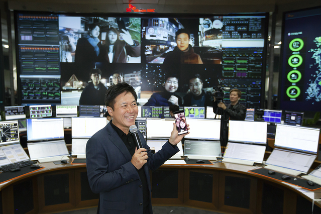 ▲ 박정호 SK텔레콤 사장이 성남시 분당구 '네트워크 관리센터'에서 명동에 있는 직원과 5G망을 이용한 첫 영상통화를 하고 있는 모습. ⓒSK텔레콤