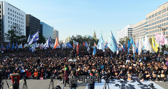▲ 전국민중대회 참가자들이 1일 오후 서울 여의도 국회 앞에서 열린 '2018 전국민중대회'에 참석해 문재인 정권을 규탄하는 구호를 외치고 있다.ⓒ이기륭기자
