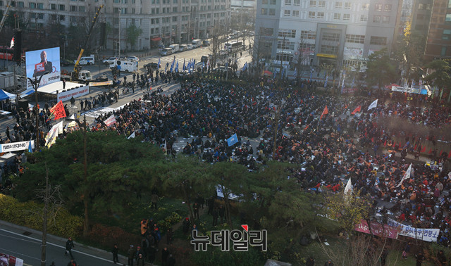 ▲ 전국민중대회 참가자들은 문재인 정부의 공약 미이행, 친재벌 정책 등을 규탄했다.ⓒ이기륭기자