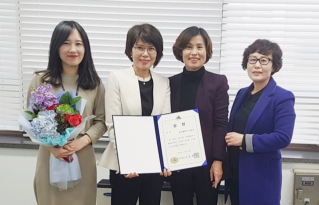 ▲ 대구 수성구가 2018 구군 민원행정 종합평가에서 우수기관으로 선정돼 기념촬영을 하고 있다.(사진왼쪽 두 번째부터 정숙현 수성구 민원여권과장, 김영애 대구시 시민행복교육국장)ⓒ수성구