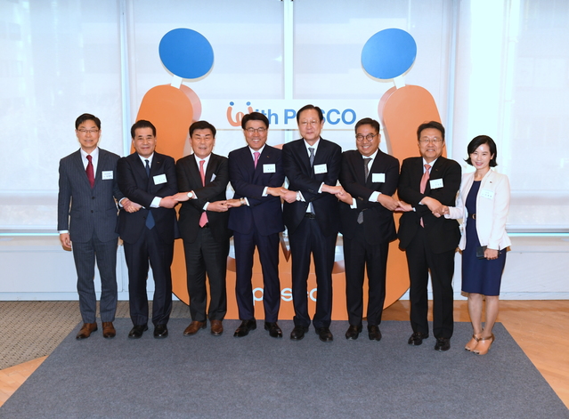 ▲ (왼쪽부터) 동반성장위원회 강재영 국장, 포스코 장인화 사장, 중소기업중앙회 박성택 회장, 포스코 최정우 회장, 동반성장위원회 권기홍 위원장, 조선내화 이인옥 회장, 포스코 경영지원본부 한성희 부사장 경영지원본부장, 설비자재구매실 이유경 상무ⓒ포스코