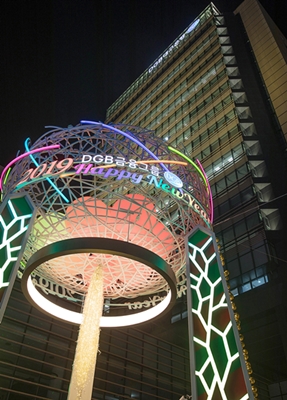 ▲ 이날 준공 및 이전 기념식에 이어 야간 조명 점등식이 진행됐다.ⓒ대구은행