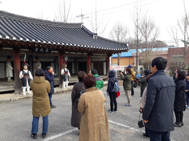 ▲ 포항문화반딧불이 모니터단이 향토사학자 황인 선생으로부터 장기면사무소 앞에 있는 근민당에 대해 설명을 듣고 있다.ⓒ포항시