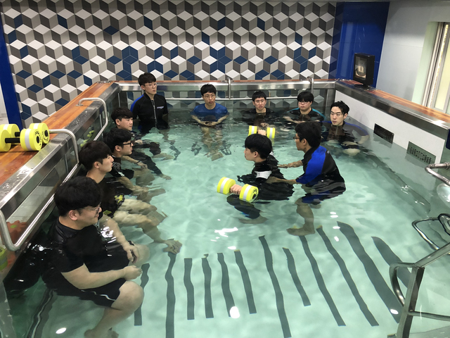 ▲ 대구보건대 물리치료과 학생들이 교수의 지도에 따라 수중치료실 실습을 하고 있다.ⓒ대구보건대