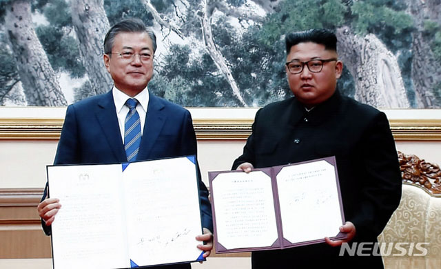 ▲ 지난 9월 19일 평양남북정상회담 당시 공동선언문을 펼쳐 보이는 문재인 대통령과 김정은. ⓒ뉴시스. 무단전재 및 재배포 금지.