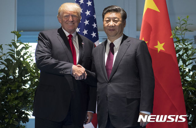 ▲ 악수하는 트럼프 美대통령과 시진핑 中국가주석. ⓒ뉴시스. 무단전재 및 재배포 금지.
