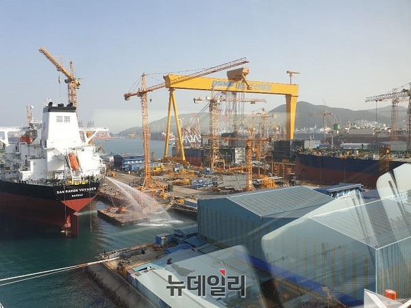 ▲ 대우조선해양 옥포조선소의 랜드마크인 ‘골리앗 크레인’과 전경. ⓒ뉴데일리