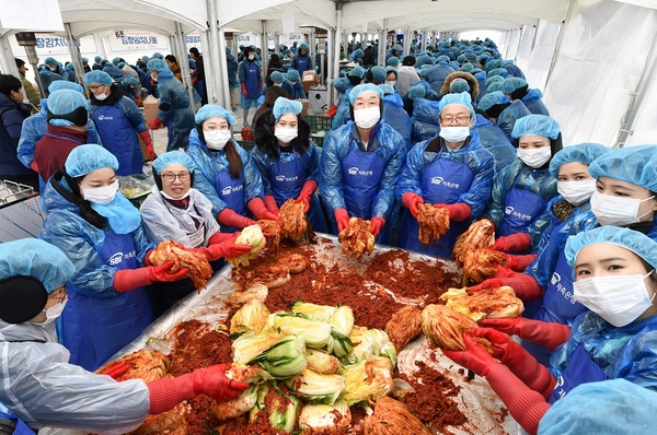 ▲ SBI저축은행은 지난 1일 서울 중구청·중구자원봉사센터·사회복지공동모금회와와 연계해 중구 관내 소외 이웃들이 따뜻한 겨울을 날 수 있도록 지원하는 ‘사랑의 김장김치 나눔 봉사활동’을 진행했다. 이날 행사에는 SBI저축은행 임진구 대표이사(왼쪽 6번째), 저축은행중앙회 이순우 회장(왼쪽 7번째)을 포함한 SBI저축은행 전 직원 500여명이 참석했다.ⓒSBI저축은행