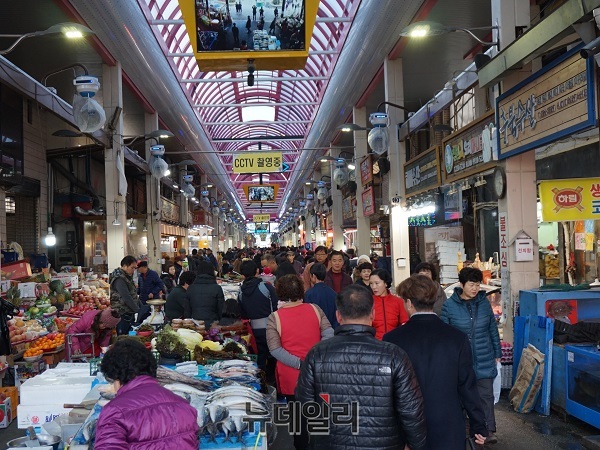 전국 5대 시장 중 하나인 충북 청주 육거리시장에는 장을 보기 위해 시장을 찾은 고객들이 인산인해를 이루고 있다.ⓒ김정원 기자
