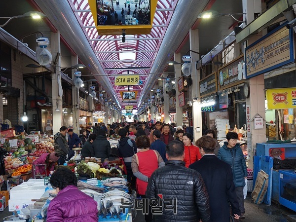 ▲ 전국 5대 시장 중 하나인 충북 청주 육거리시장에는 장을 보기 위해 시장을 찾은 고객들이 인산인해를 이루고 있다.ⓒ김정원 기자