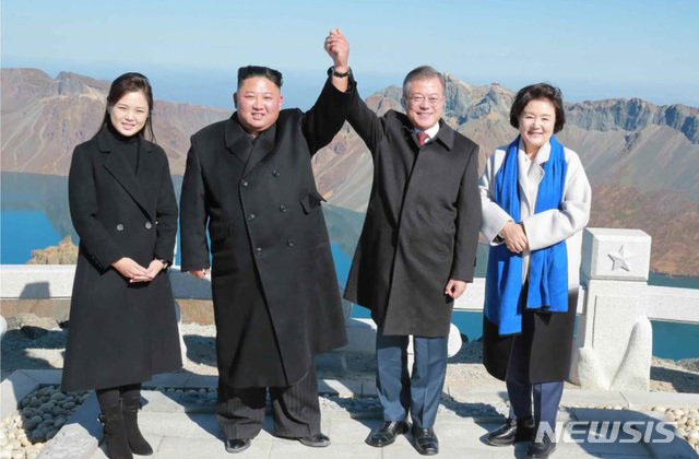▲ 지난 9월 평양남북정상회담 이후 백두산 정상을 찾은 김정은과 문재인 대통령 내외. 정상회담의 궁극적 대가는 무엇이 될까. ⓒ뉴시스. 무단전재 및 재배포 금지.