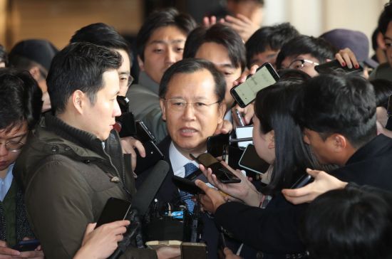 박병대 전 대법관이 지난달 19일 검찰에 출석하면서 기자들의 질문에 답하고 있다. ⓒ연합뉴스