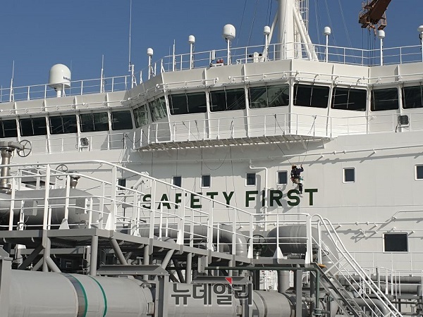 ▲ 대우조선의 쇄빙 LNG선 ‘보리스 다비도프’호에 새겨진 ‘SAFETY FIRST’ 문구. ⓒ뉴데일리