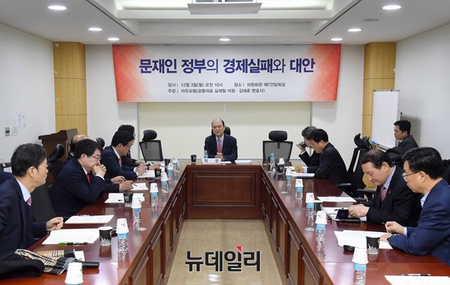 ▲ 자유민주주의와 시장경제포럼은 3일 서울 여의도 국회 의원회관에서 '문재인 정부의 경제실패와 대안'을 주제로 세미나를 개최했다. 최광 전 보건복지부 장관이 발제를 맡았다. ⓒ뉴데일리 공준표