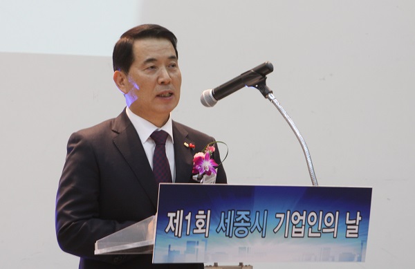 ▲ 3일 있은 ‘제1회 세종시 기업인의 날’ 행사에서 이두식 세종상공회의소 회장이 인사말을 하고 있다.ⓒ세종시