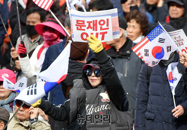 ▲ 현 정권 퇴진 국민 총궐기 참석자가 지난 10월 27일 서울 중구 대한문 앞에서 열린 집회 당시 '문재인OUT' 피켓을 든 모습. ⓒ정상윤 기자