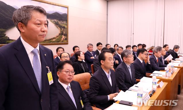 ▲ 3일 서울 여의도 국회에서 열린 농림축산식품해양수산위원회 전체회의 공청회에 출석한 농협중앙회 이구환 기획조정상무가 농협중앙회장 선출에 대해 보고를 하고 있다.ⓒ 뉴시스