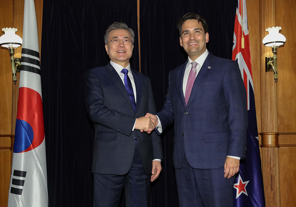 ▲ 문재인 대통령이 3일 오클랜드 코디스 호텔에서 뉴질랜드 국민당 사이먼 브리지스 대표와 만난 모습. ⓒ뉴시스 DB