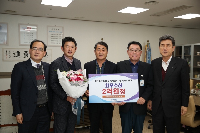 ▲ 왼쪽부터 김종식 환동해미래전략본부장, 형산강사업과 형산강개발팀 김대원 주무관, 조철호 형산강사업과장, 김부현 형산강개발팀장, 이강덕 포항시장.ⓒ포항시