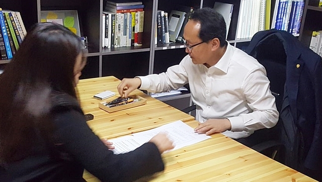 ▲ 대학특성화사업 성과백서 연구팀과 인터뷰를 진행하고 있는 이영익 사업단장.ⓒ대구한의대