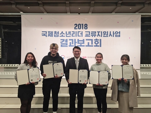 ▲ 기관표창으로 장관상을 수상한 김재현 호산대 부총장(사진 가운데)이 외국인 유학생 수상자와 함께 기념촬영을 하고 있다.ⓒ호산대