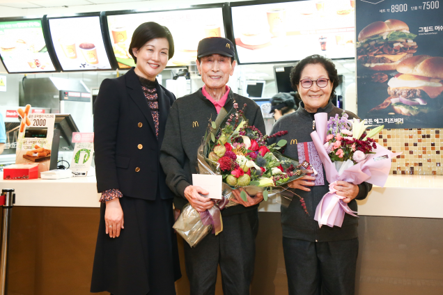 ▲ 한국맥도날드 조주연 사장(왼쪽)이 한국 최고령 시니어 임갑지 크루(중앙)의 구순을 맞이해 그와 아내인 최정례 씨(오른쪽)와 함께 기념 사진을 촬영하고 있다. ⓒ맥도날드