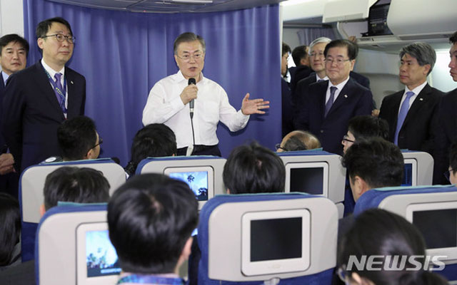 ▲ 지난 2일 아르헨티나 G20 정상회의를 마치고 뉴질랜드로 향하는 기내에서 기자들과 간담회를 가진 문재인 대통령. 문 대통령은 