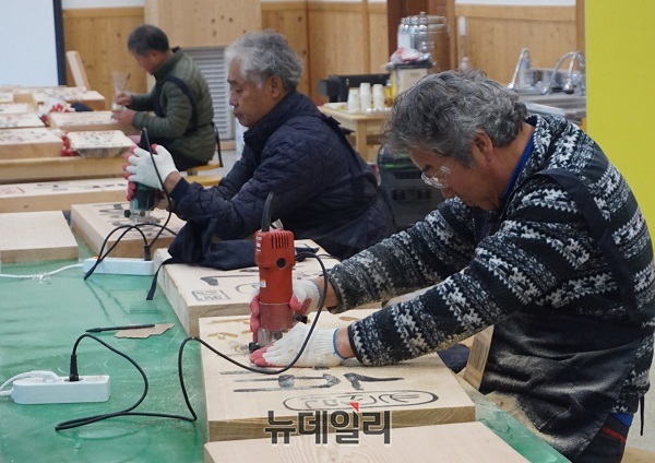 ▲ 농민들이 농장이름을 새기기 위해 글라인드로 홈을 파고 있다.ⓒ김정원 기자