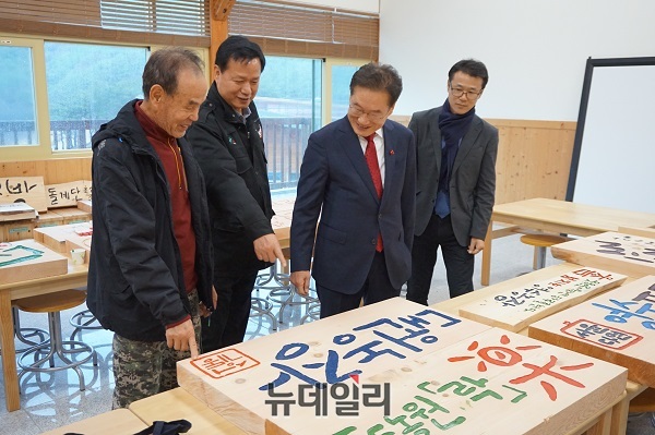 ▲ 최기문 영천시장과 김종욱 영천시 산림녹지과장이 농장이름이 새겨진 표지판을 살펴보고 있다.ⓒ김정원 기자