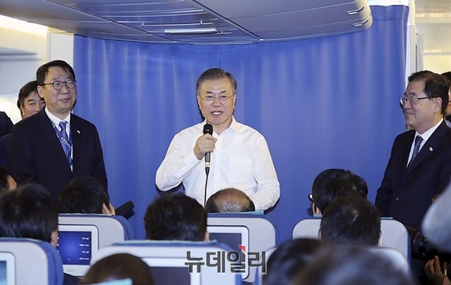 ▲ 문재인 대통령이 지난 2일 전용기에서 기자간담회를 진행하는 모습. ⓒ청와대