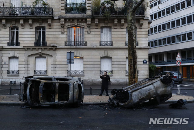 ▲ 폭동으로 변질된 뒤 '노란 조끼' 시위 이후 거리의 모습. ⓒ뉴시스 AP. 무단전재 및 재배포 금지.