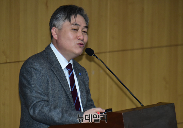 ▲ 에너지정책 합리화를 추구하는 교수협의회(에교협)가 4일 서울 여의도 국회 의원회관에서 '국민과 함께하는 민주적 에너지 정책 전문가 토론회'를 개최했다. 정범진 경희대 원자력공학과 교수가 발표하고 있다. ⓒ뉴데일리 이종현
