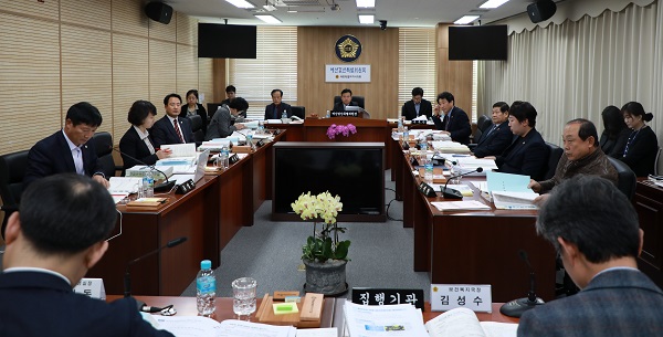 ▲ 세종시의회 예결특위가 4일 2018년도 제2회 일반 및 특별회계 세입·세출 추가경정예산안을 심사하고 있다.ⓒ세종시의회