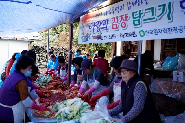 ▲ 자원 봉사자들이 소외계층에 전달할 김장을 담그고 있다.ⓒ방폐장