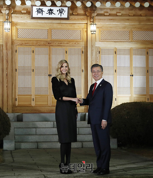 ▲ 지난 2월 23일 문재인 대통령과 평창올림픽 폐막식 참석 차 방한한 이방카 미국 대통령 보좌관이 청와대 상춘재 입구에서 만찬 전 악수를 나누고 있다. (사진=청와대)ⓒ뉴데일리 정상윤 기자