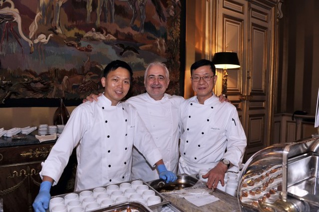 ▲ '라 리스트 2019' 1위를 차지한 기 사보이 셰프와 신라호텔 라연의 김성일 셰프, 콘티넨탈의 윤준식 셰프.ⓒ프랑스 관광청