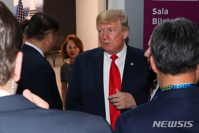 ▲ 아르헨티나 G20 정상회의 당시 문재인 대통령과의 회담을 마치고 나오는 도널드 트럼프 美대통령. 그의 표정이 눈길을 끈다. ⓒ뉴시스. 무단전재 및 재배포 금지.