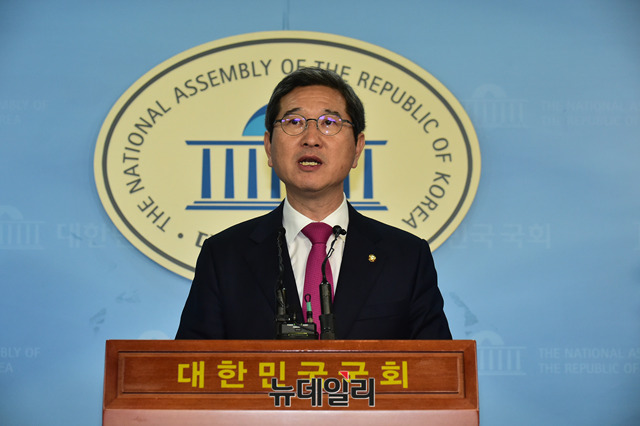 ▲ 자유한국당 김학용 의원이 5일 국회 정론관에서 원내대표 선거 출마 기자회견을 하고 있다. ⓒ뉴데일리 이종현 기자