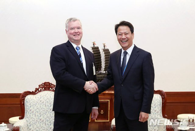 ▲ 지난 10월 29일 방한 당시 임종석 대통령 비서실장과 만난 스티븐 비건 美국무부 대북정책특별대표. 그는 과거 대북정책 담당자들과 달리 광폭행보를 보였다. ⓒ뉴시스. 무단전재 및 재배포 금지.