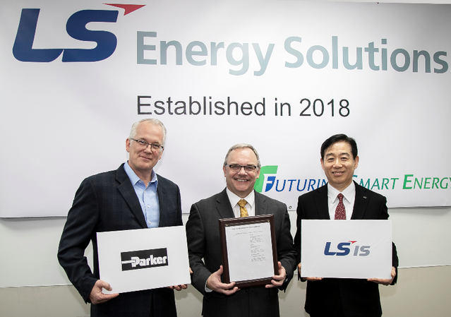 ▲ (사진 왼쪽부터)폴 호벳 파커 하니핀 부사장, 짐 홀셔 LS Energy Solutions 사장,  오재석 LS산전 전력사업본부장이 영업 양수도 계약 체결 후 기념촬영을 하고 있다. ⓒ LS산전