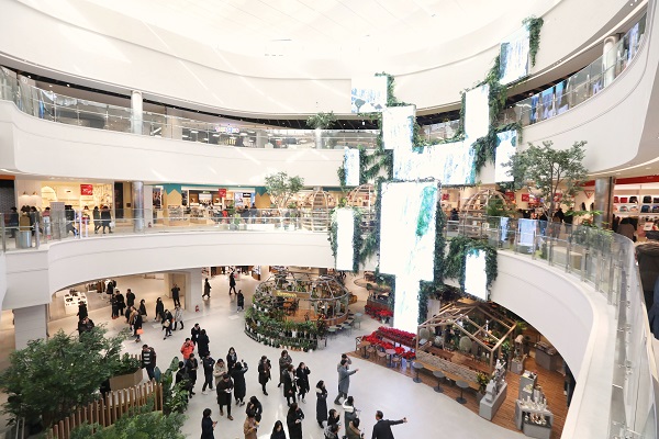 ▲ 내부도 자연 테마공간으로 조성했다. 340㎡ 규모에 ‘피크닉 가든’은 미디어 파사드를 설치해 천정부터 폭포수가 떨어지는 듯한 느낌을 준다.ⓒ롯데쇼핑