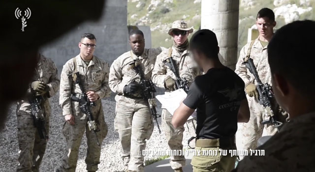 ▲ 이스라엘 방위군 제35공수여단 정찰대 대원들에게 땅굴전투교육을 받는 美해병 제2사단 장병들. ⓒ타임 오브 이스라엘 보도화면 캡쳐-이스라엘 방위군 배포.