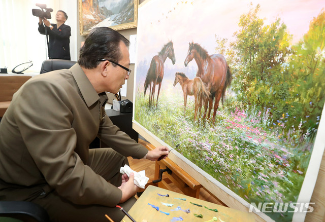 ▲ 만수대 창작사에서 말 그림이 제작되고 있다ⓒ뉴시스. 무단 전재 및 재배포 금지.