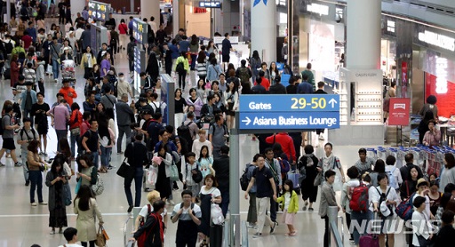 ▲ 지난달 15일 실시된 2019학년도 대학수학능력시험에 대한 난이도 조절 실패 지적이 이어지는 가운데, 유학업체들이 수능 부담 없는 해외 대학 진학을 강조하고 있다. ⓒ뉴시스